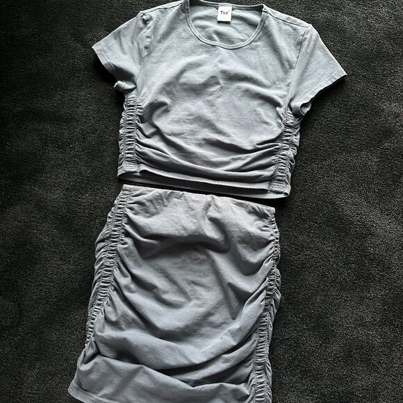 Aritzia Cropped T-shirt & Matching Skirt - Picture 1 of 2